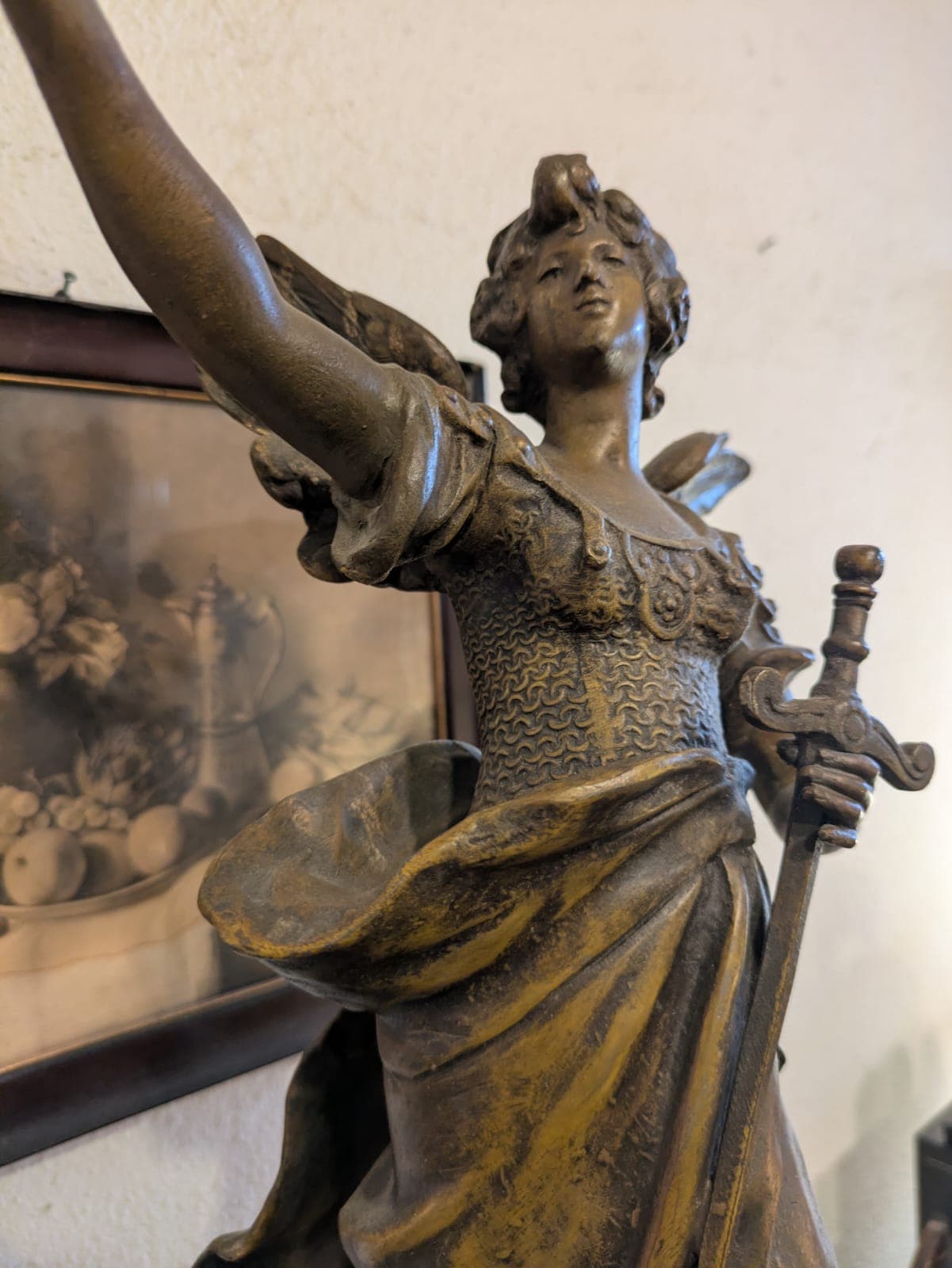 Jugendstil-Bronzefigur einer geflügelten Frau mit Schwert und Schale