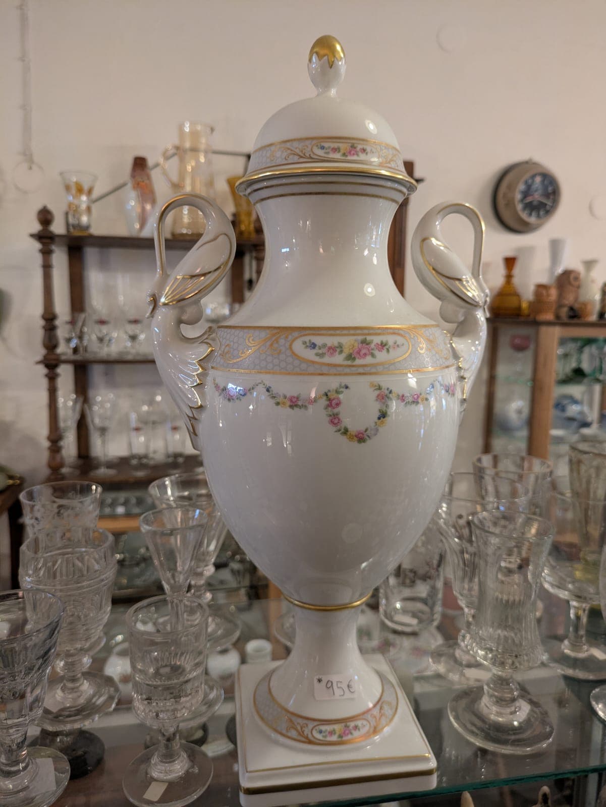 Weiße Porzellan-Deckelvase mit Schwanenhenkeln und Golddekor